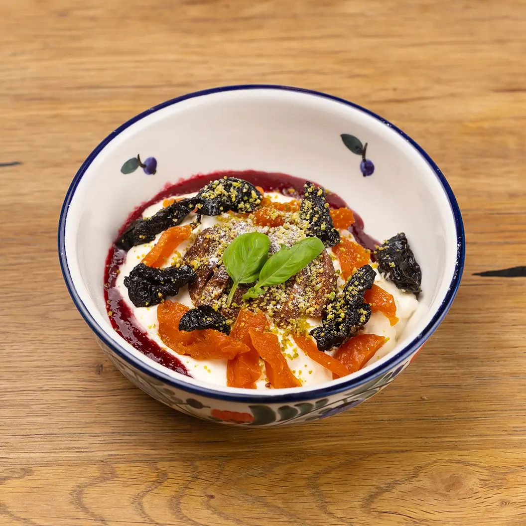 Сыр Бор: Крем маскарпоне с вяленым инжиром и хурмой, ягодным соусом