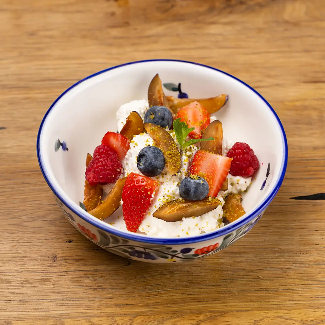 Сыр Бор: Рикотта со свежими сезонными ягодами и фруктами