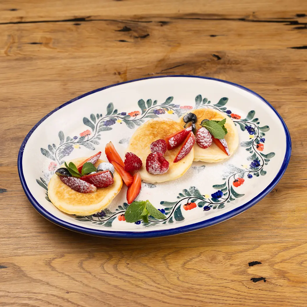 Сыр Бор: Оладьи с сезонными ягодами и вареньем