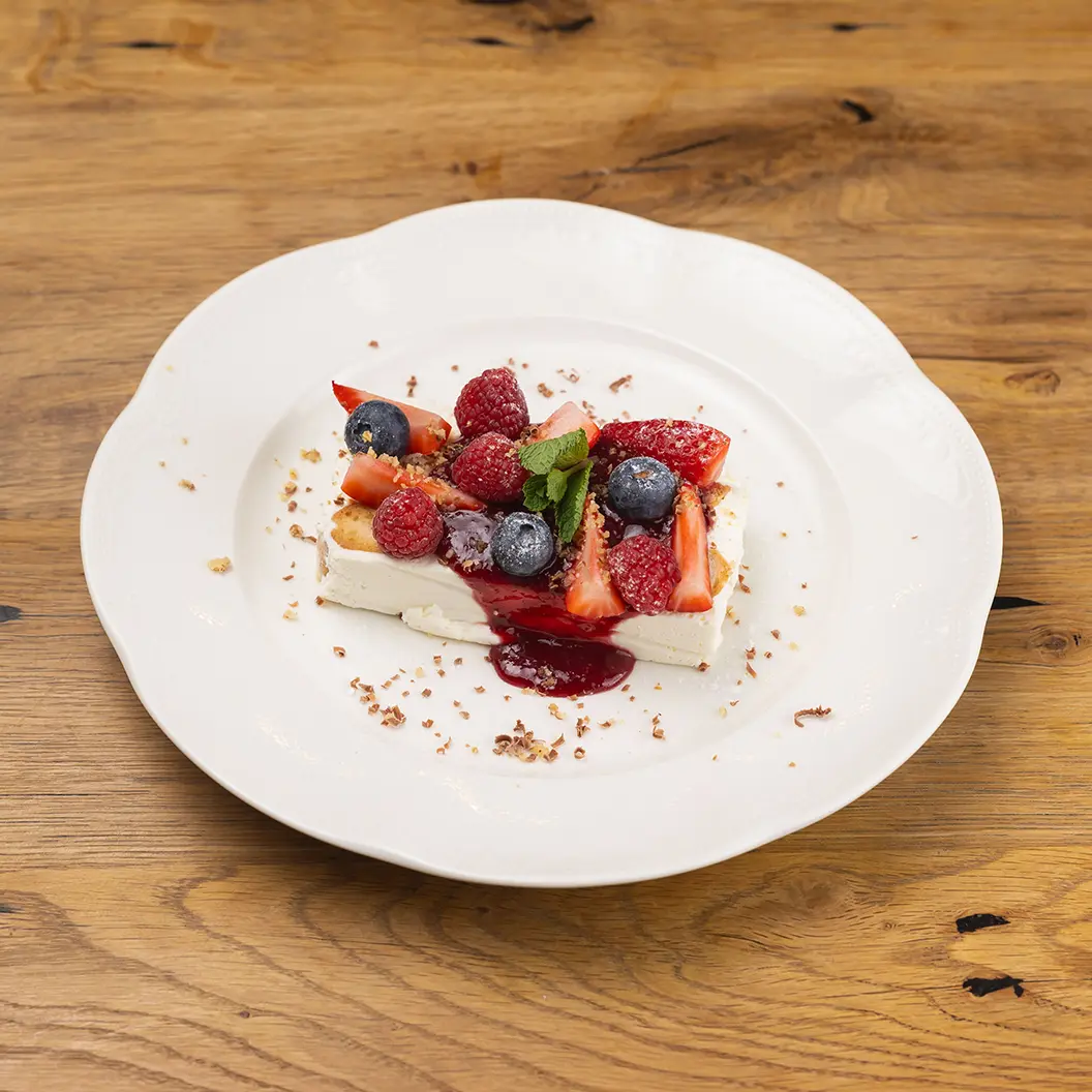 Сыр Бор: Лесные дровишки в сметанном креме с сезонными ягодами и орехами