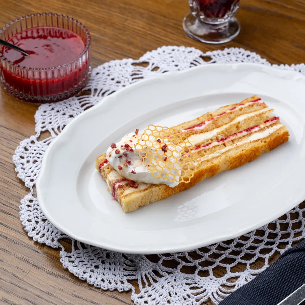 Вино и Мясо: Нежный медовик с малиновой прослойкой