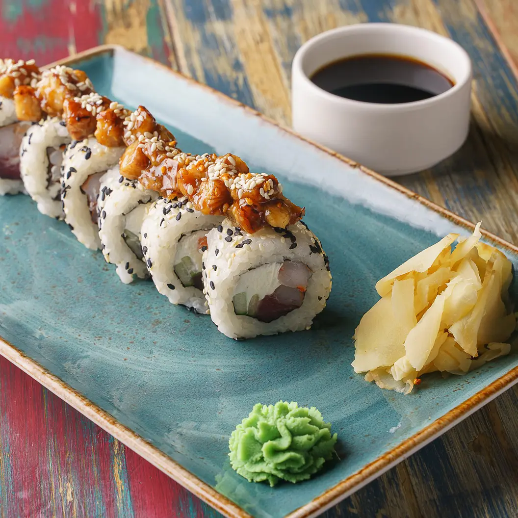 Луна и Черепаха: Ролл с тунцом, угрем и креветкой