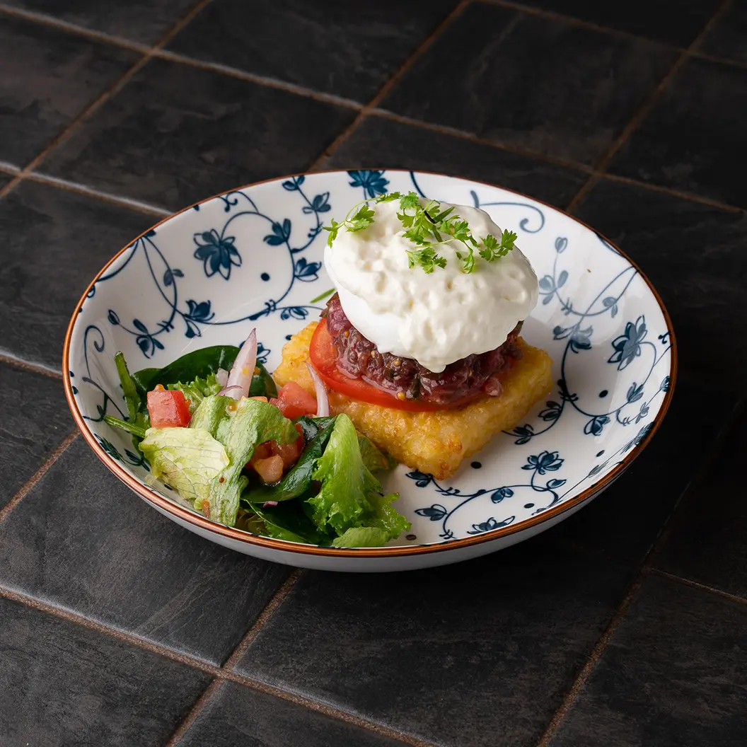 MINBO: Криспи Бенедикт с тартаром из говядины