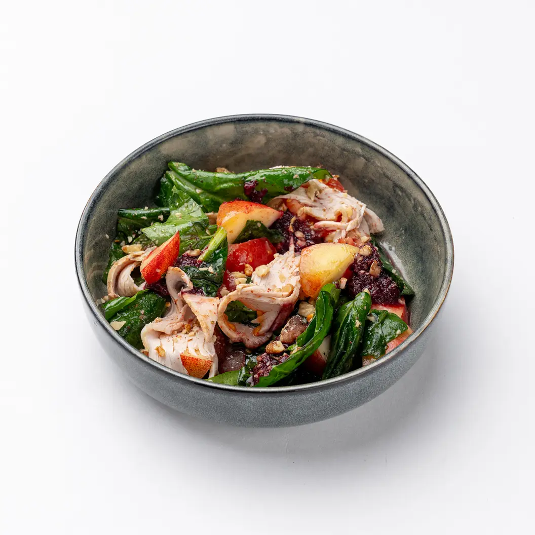 Нино играет в домино: Салат с пастрами из индейки и вишневым соусом