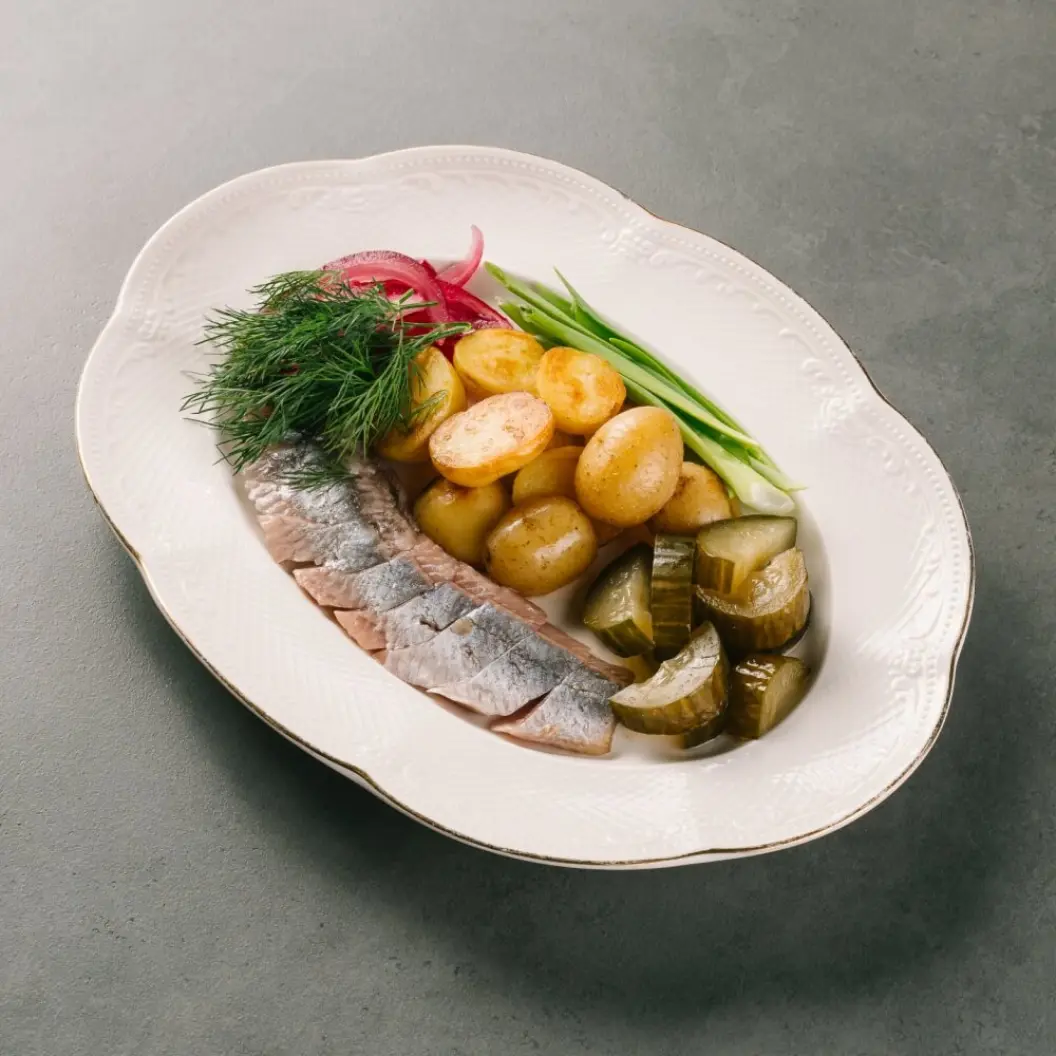 Ронни Дайнер: Сельдь с картофелем и фирменными огурчиками