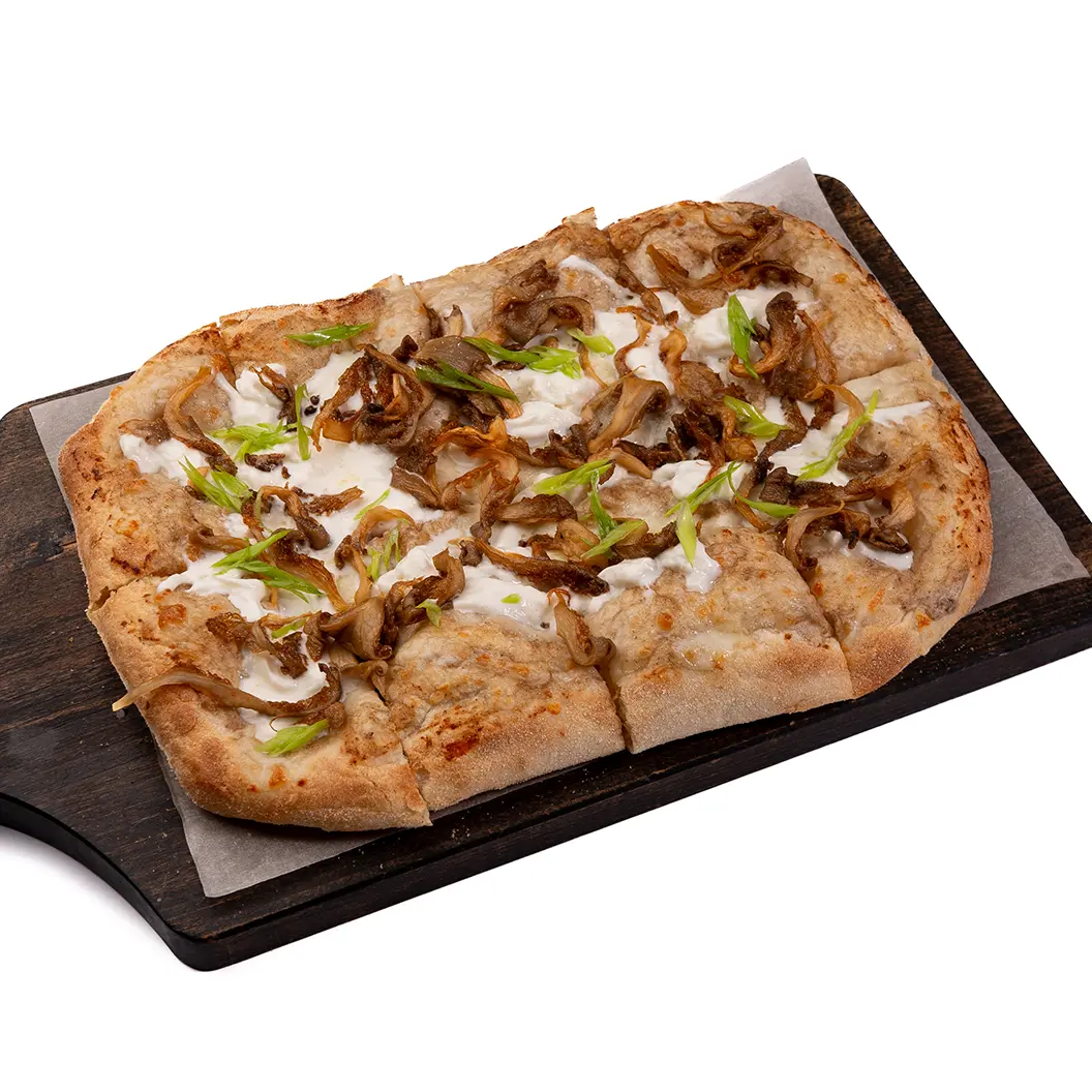 Пряный Кролик: Римская пицца со страчателлой, вешенками, трюфельным соусом и зеленым луком