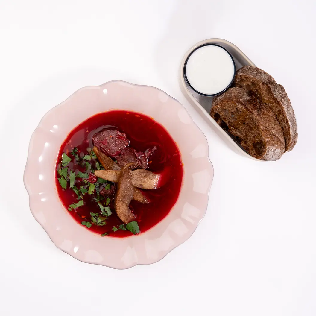 Пряный Кролик: Борщ с телячьей щекой и копченой грушей