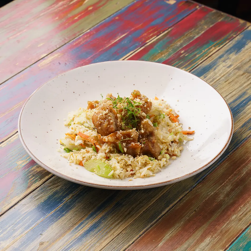 Луна и Черепаха: Жареный рис с курицей кунг пао