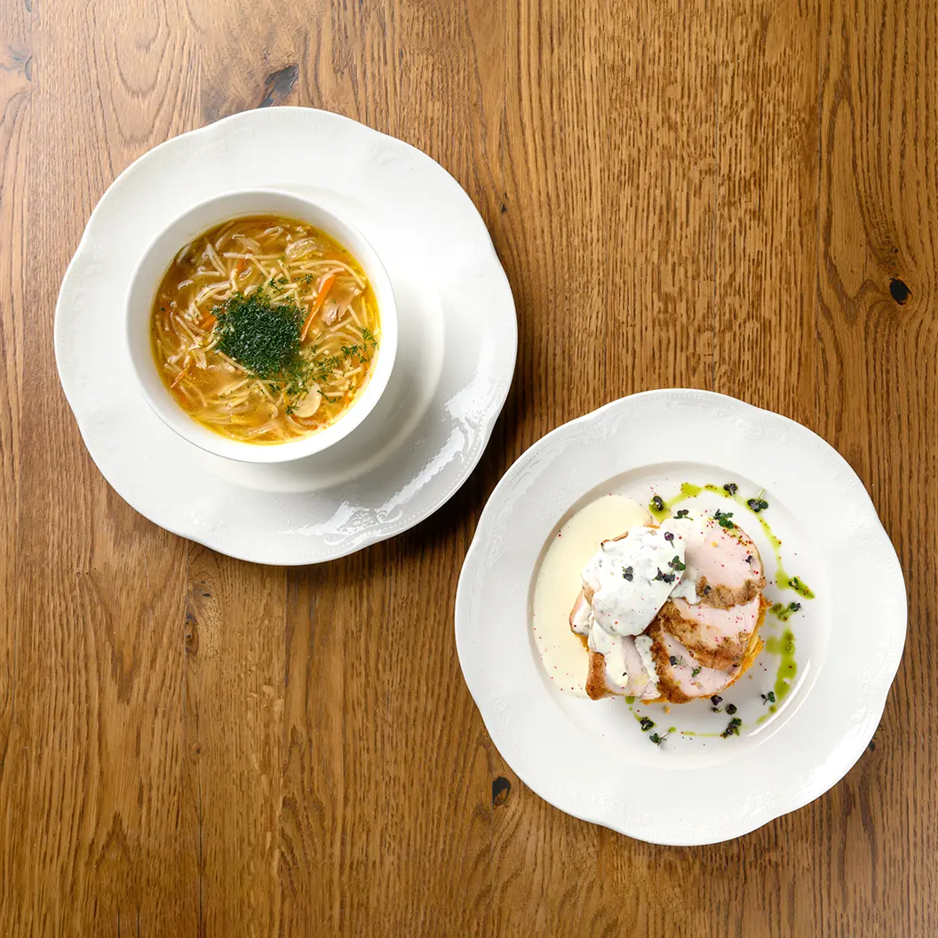 Сыр Бор: Суп с курицей, домашней лапшой и грибами + куриный стейк с фалафелем и сырным соусом + хлеб