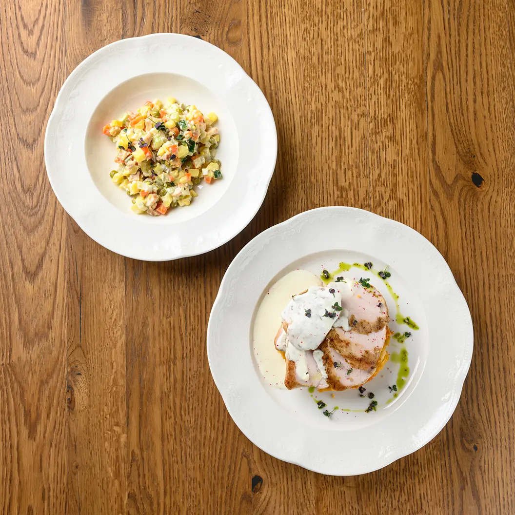 Сыр Бор: Оливье с курицей+куриный стейк с фалафелем и сырным соусом + хлеб