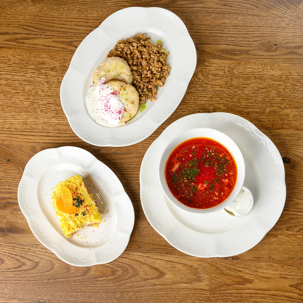 Сыр Бор: Мимоза с мандарином + борщ на говяжьих ребрах со сметаной + полба с грибами и котлета из щуки + хлеб