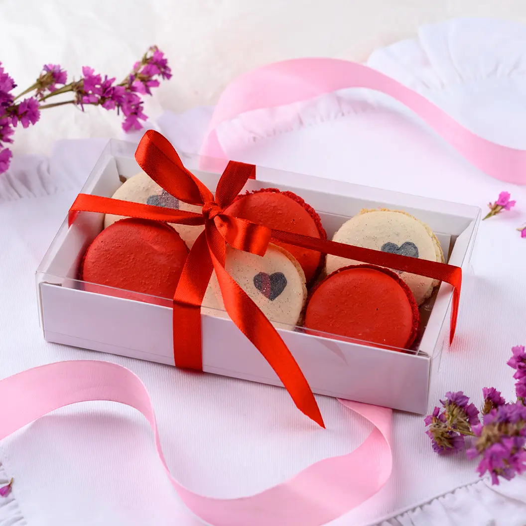 Нино играет в домино: Набор макаронс с клубничным кремом