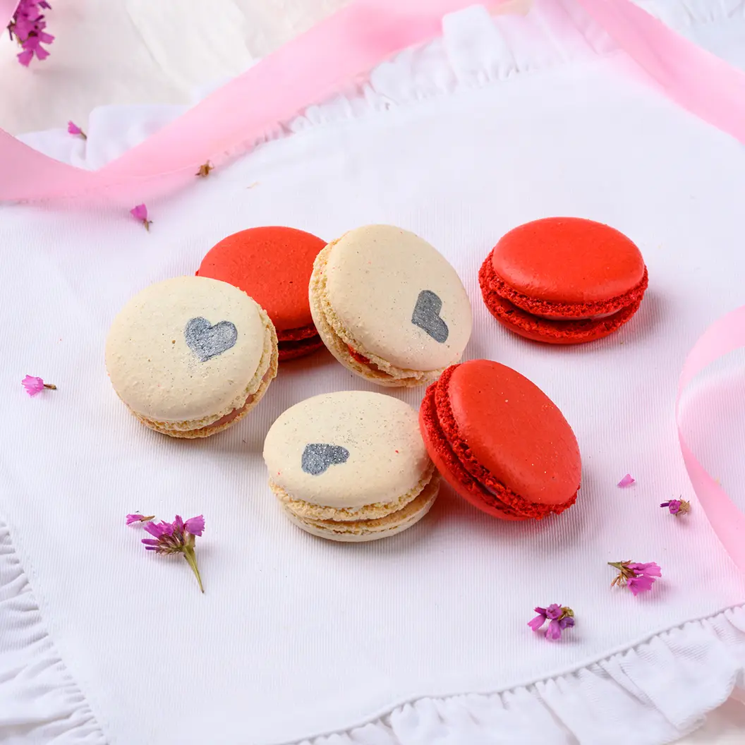 Нино играет в домино: Набор макаронс с клубничным кремом