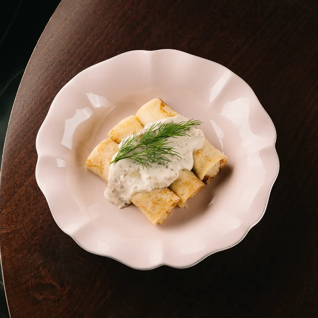 Пряный Кролик: Блины с мясом и соусом бешамель и сезонных грибов