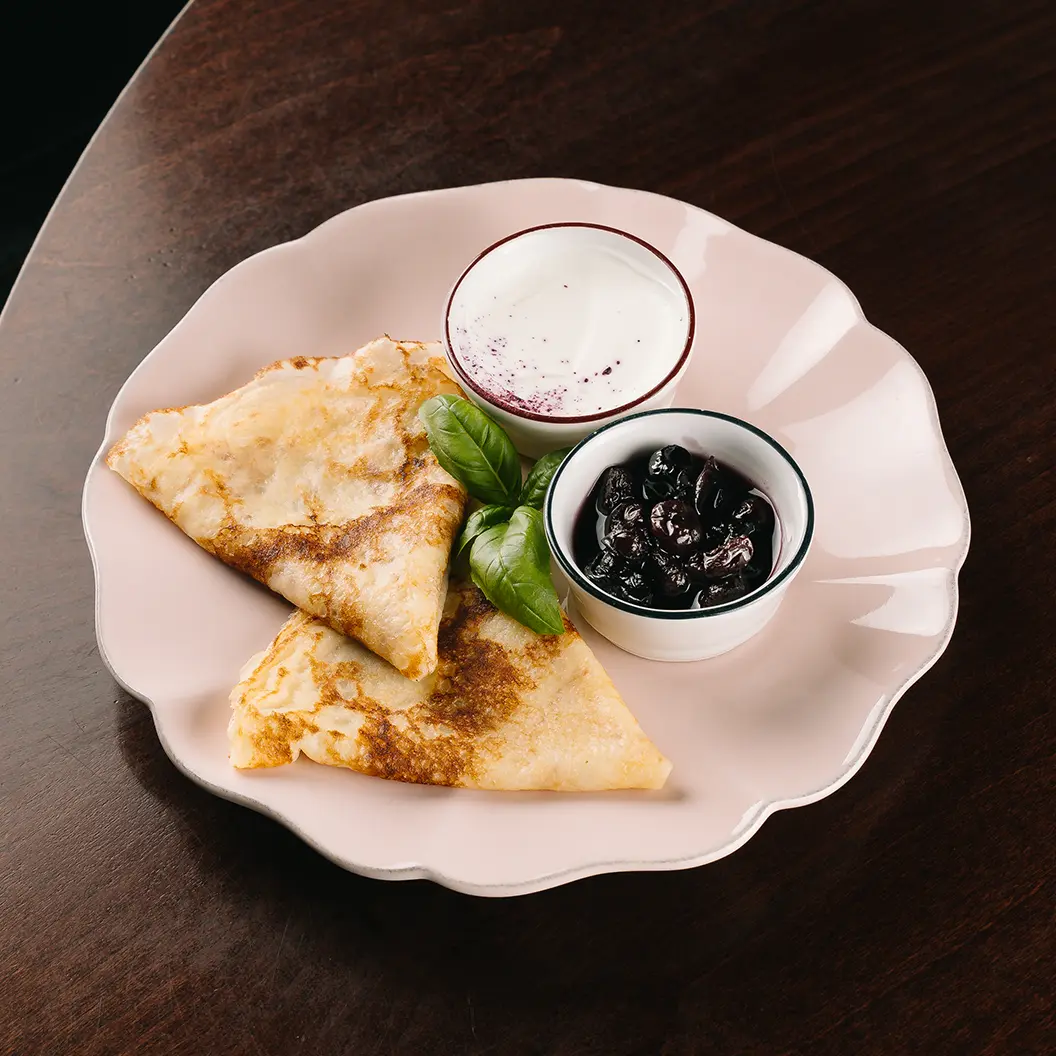 Пряный Кролик: Блины со сметаной и вареньем