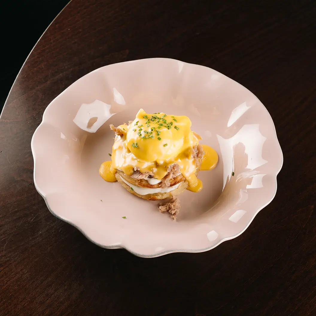 Пряный Кролик: Табани с подкопчённым тунцом, яйцом пашот и голландским соусом