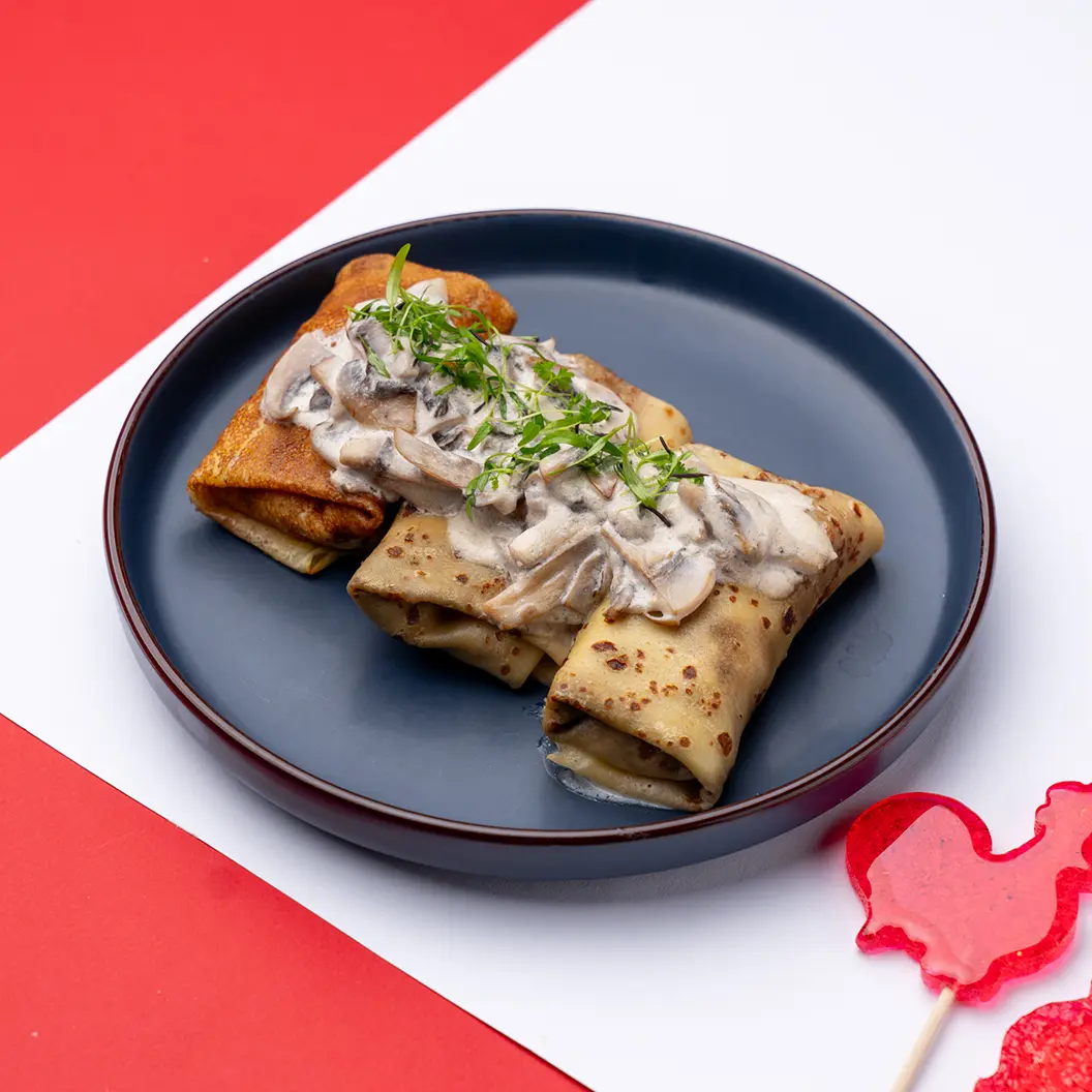 Луна и Черепаха: Блины с курицей и грибным соусом