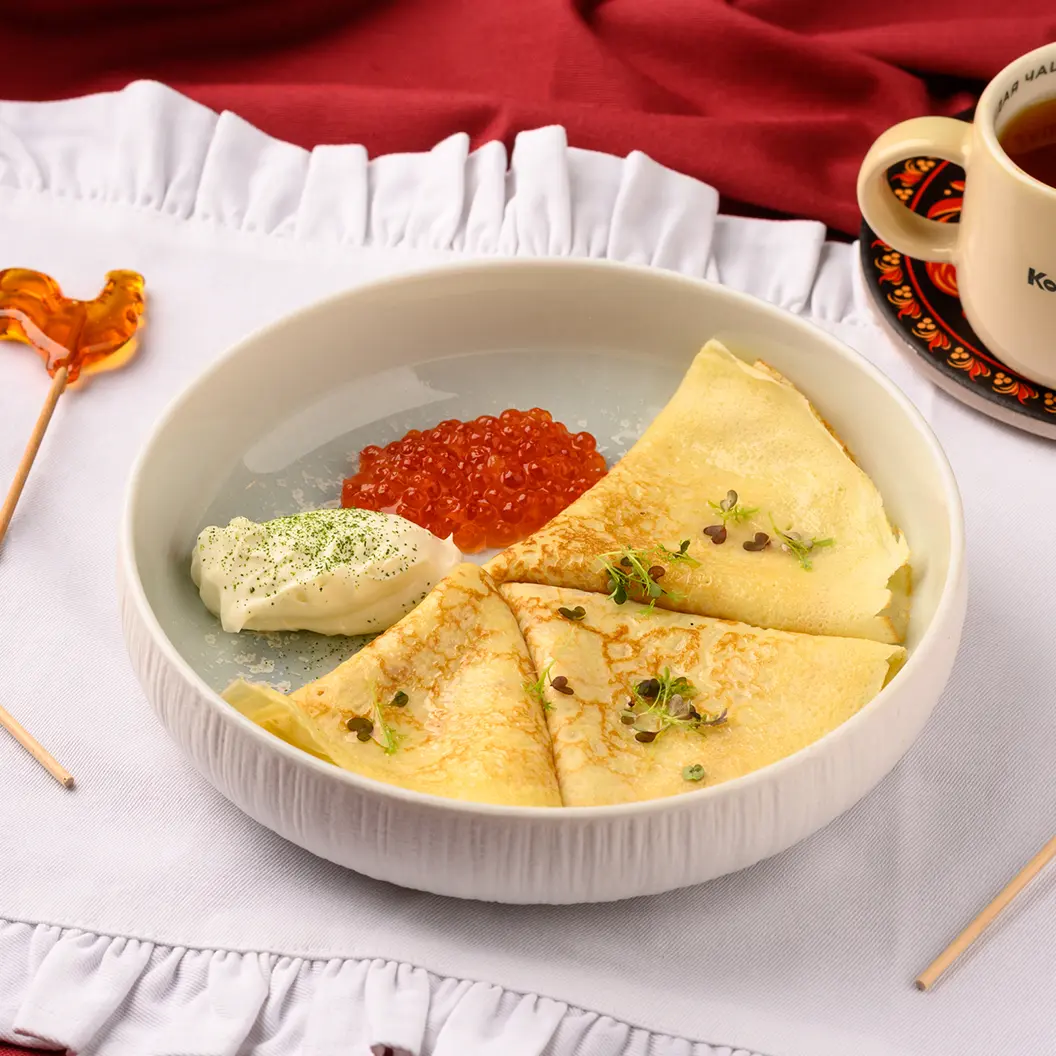 Кофе Семь: Блины с икрой и творожным соусом