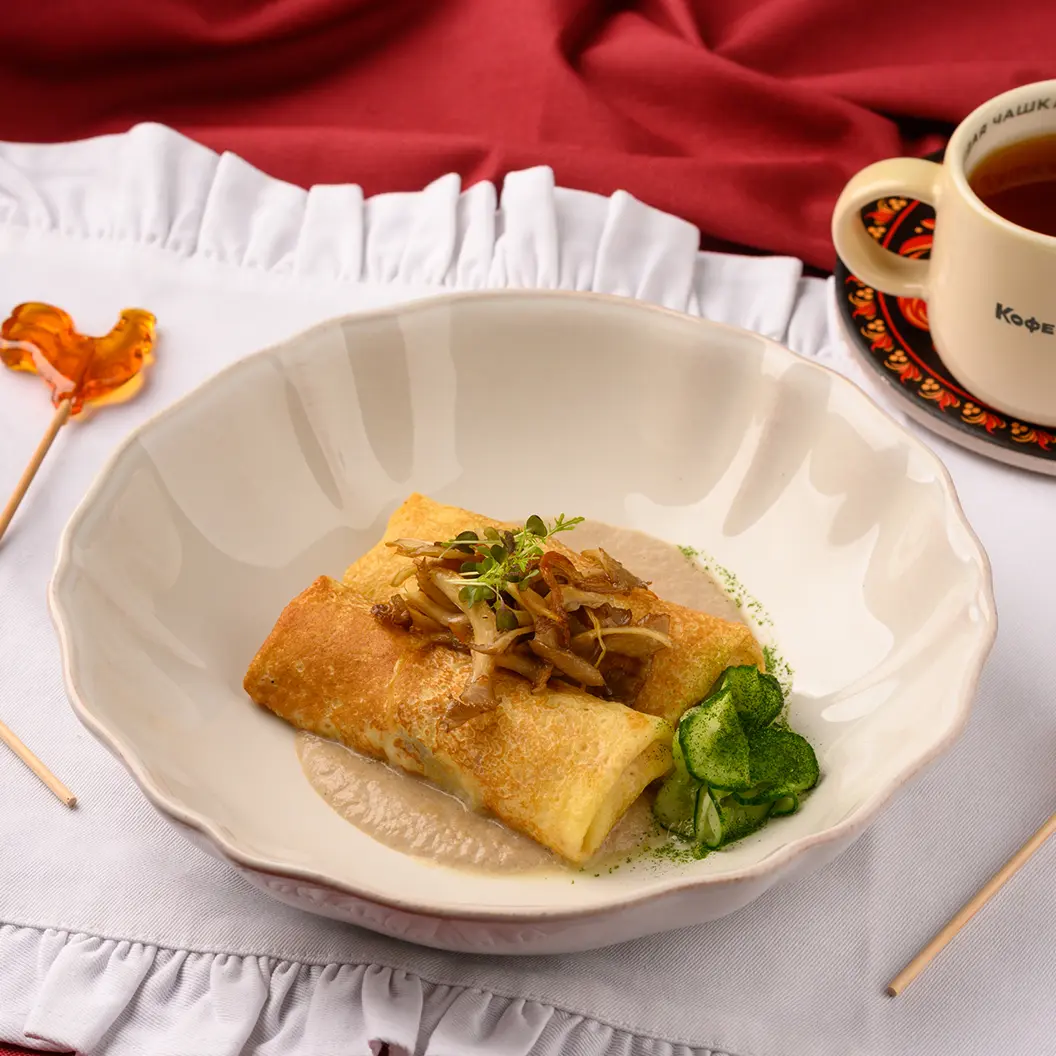 Кофе Семь: Блины со сливочной курицей и грибным соусом