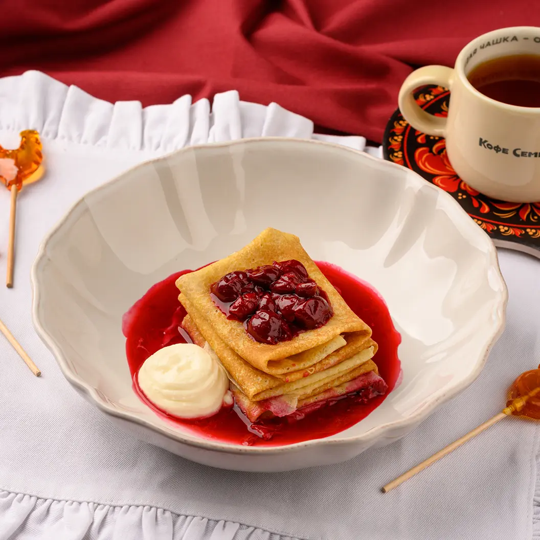 Кофе Семь: Блины с вишневым конфи и кремом пломбир