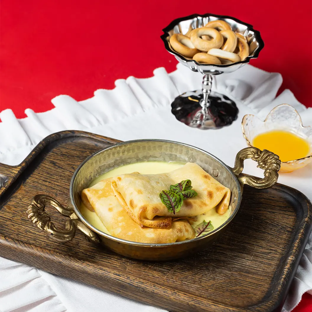 Нино играет в домино: Блины с сыром и зелёным луком в сливочно-чесночном соусе