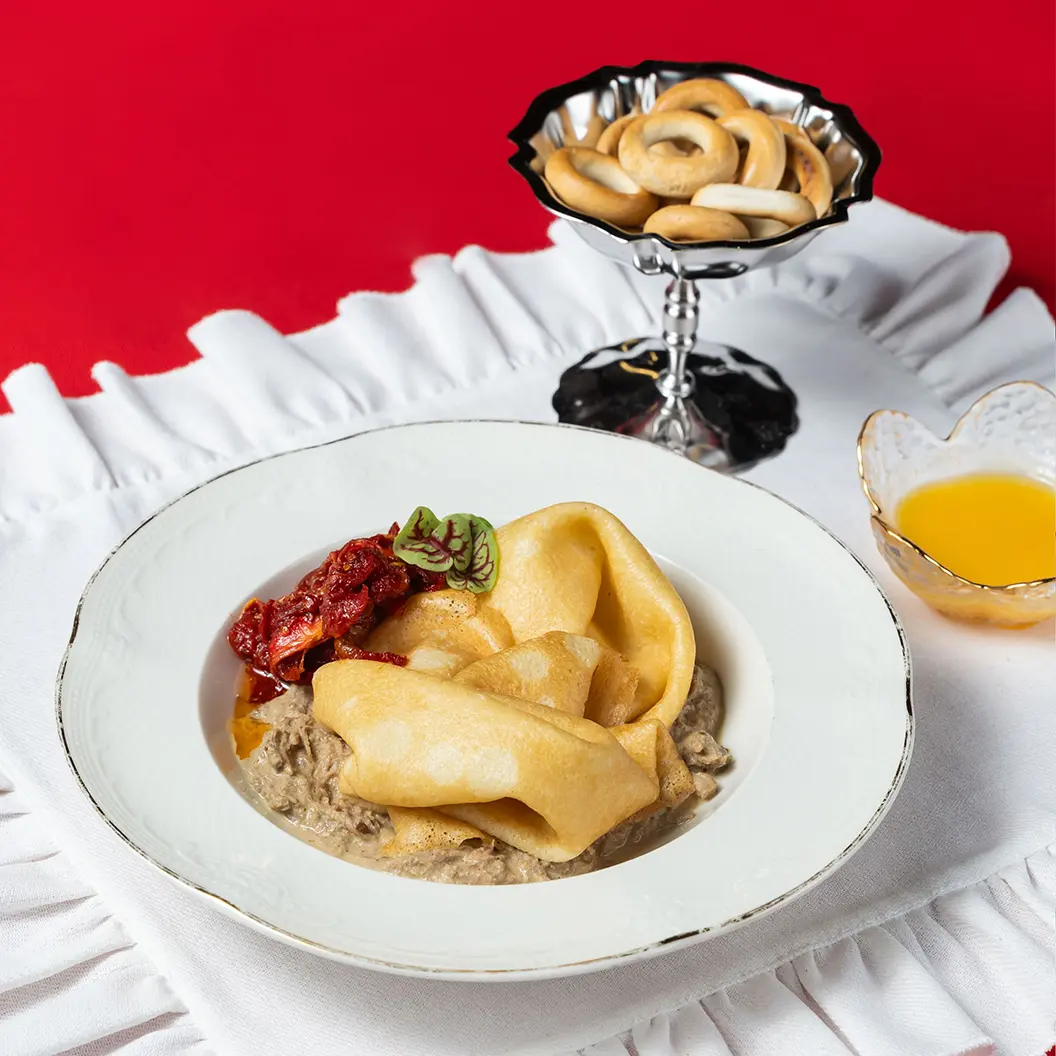 Нино играет в домино: Блины с томлёной свининой, вялеными томатами в ореховом соусе