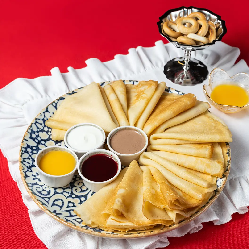 Нино играет в домино: Сет блинов с десертными топпингами