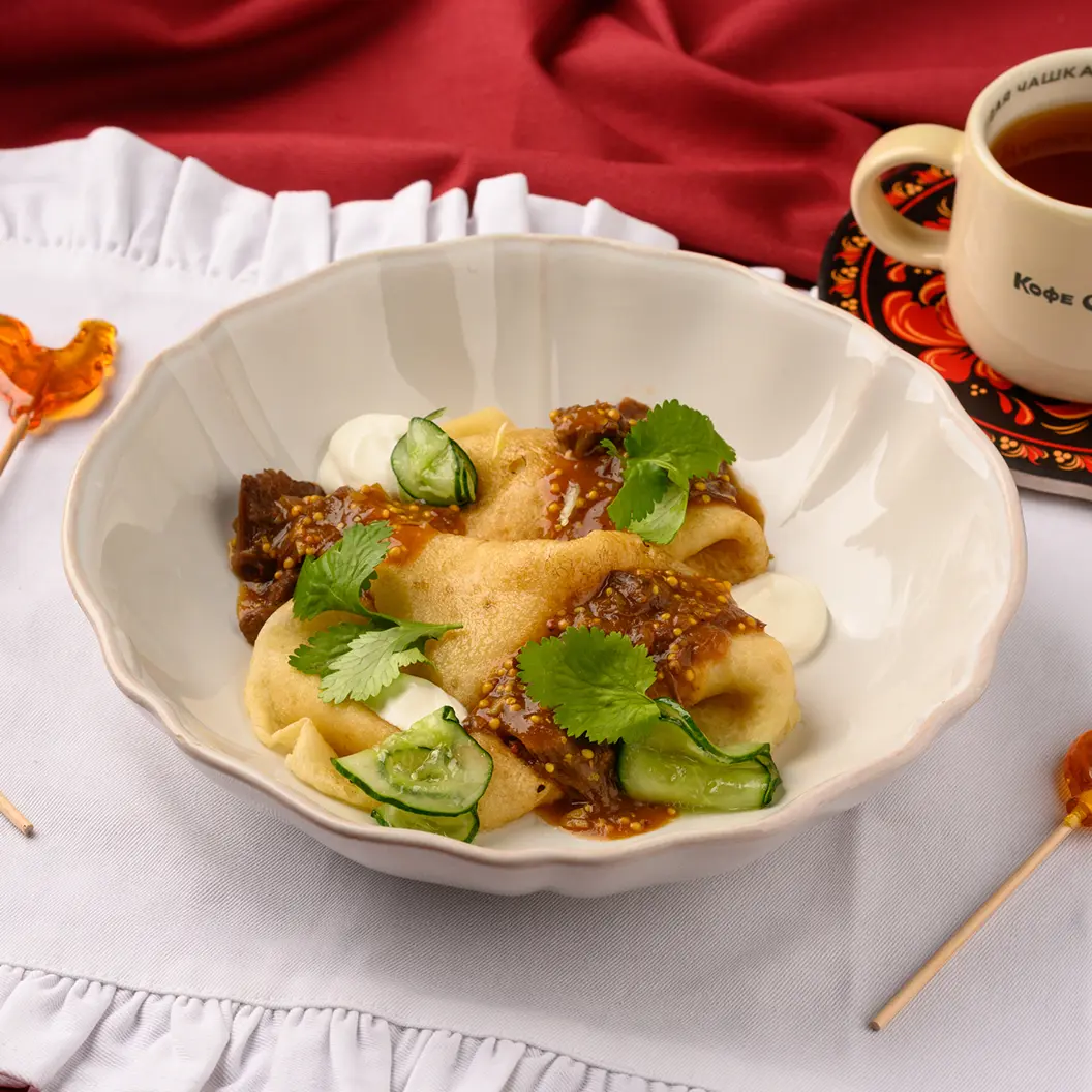 Кофе Семь: Табани с томленой говядиной и малосольным огурцом