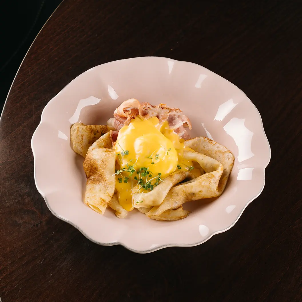 Пряный Кролик: Блины с беконом, яйцом пашот и голландским соусом