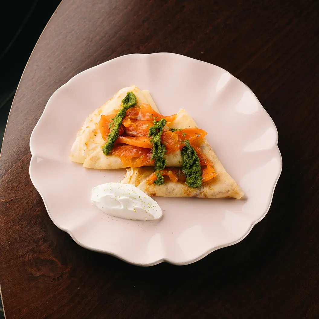 Пряный Кролик: Блины с лососем и песто из трав