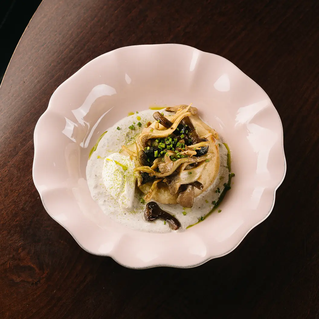 Пряный Кролик: Табани с сезонными грибами, трюфельным соусом и сметаной