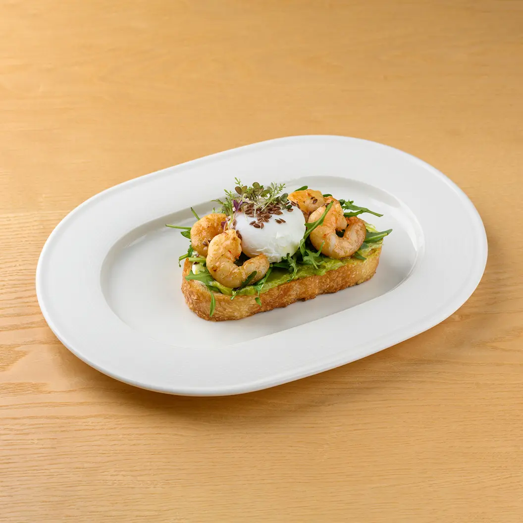 Кофе Семь: Авокадо тост с креветками и яйцом пашот