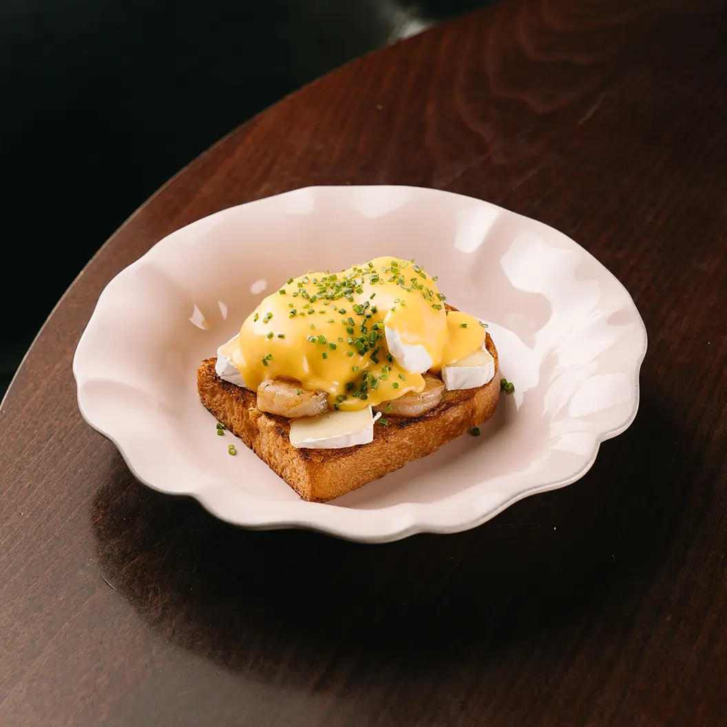 Пряный Кролик: Бриошь с креветками, камамбером и двумя яйцами пашот