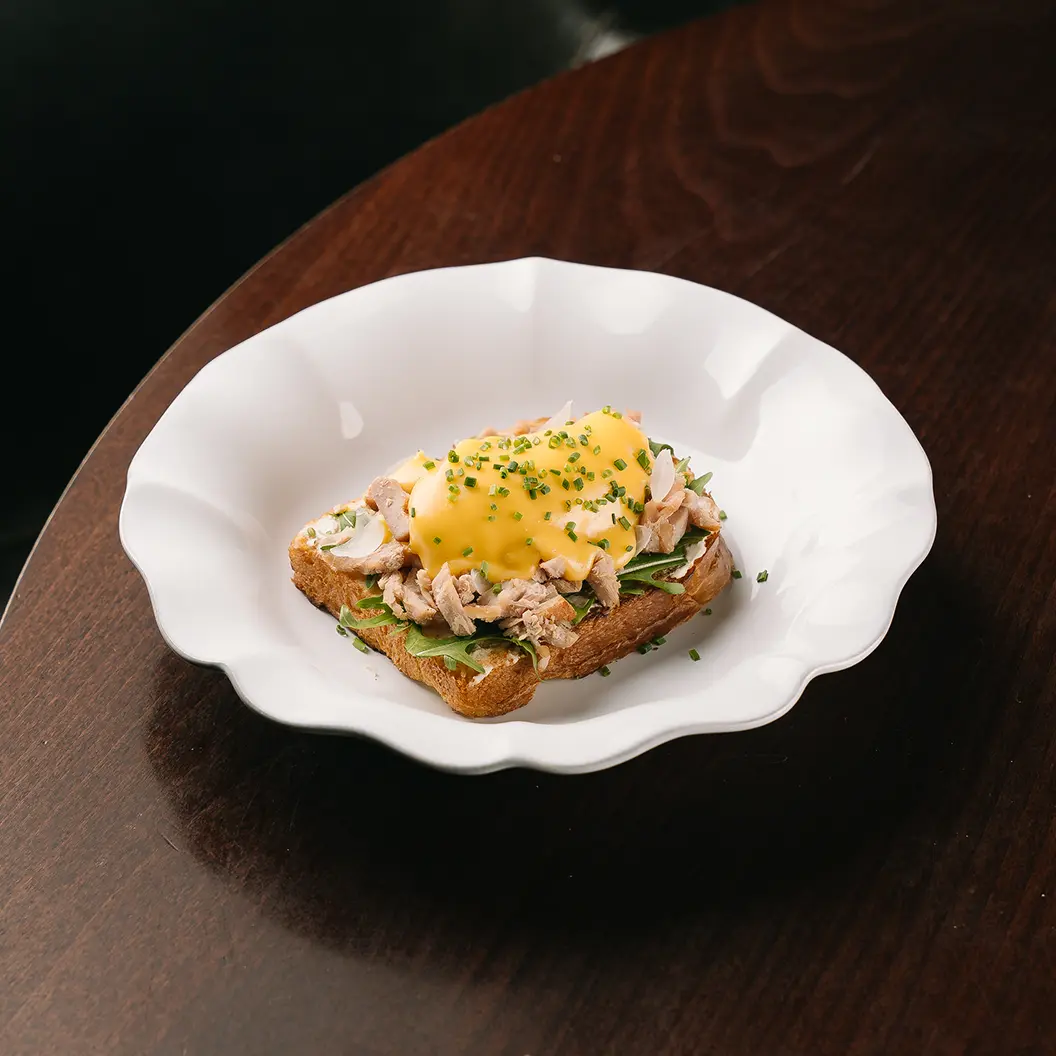 Пряный Кролик: Бриошь с подкопчённым тунцом, яйцами пашот и муссом голландез с авокадо