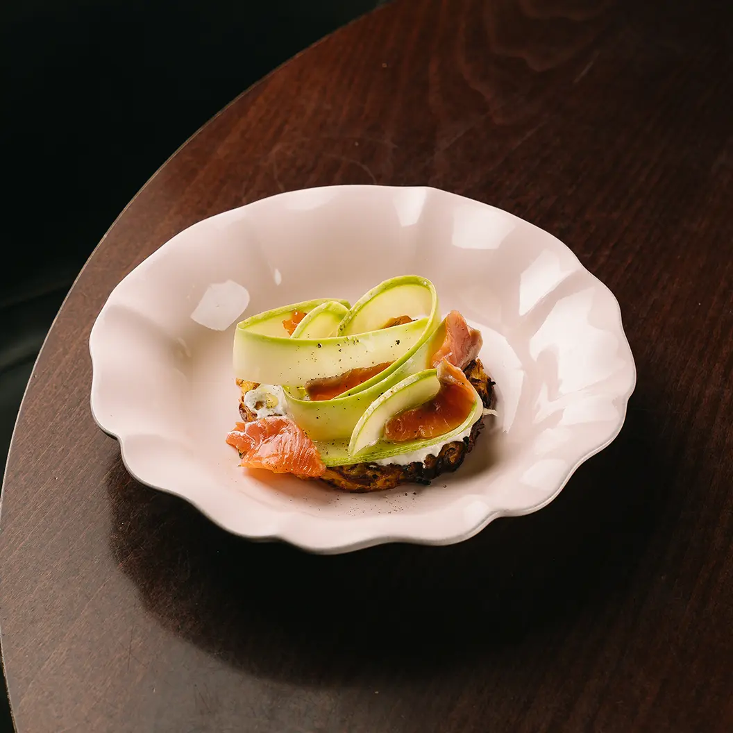 Пряный Кролик: Драник с семгой слабой соли, слайсами цукини и муссом из сметаны и прованских трав