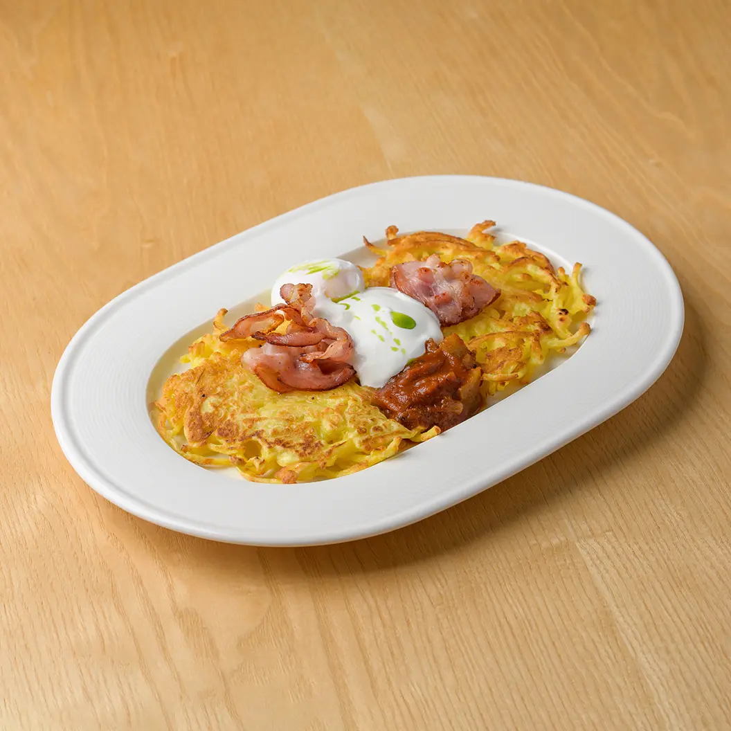 Кофе Семь: Картофельные драники с беконом и яйцом пашот