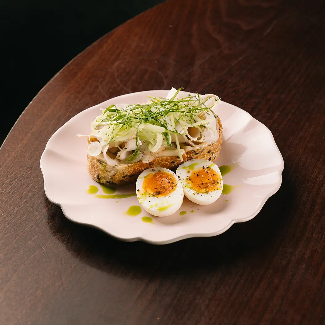 Пряный Кролик: Льняной тост с цыпленком и трюфельным айоли