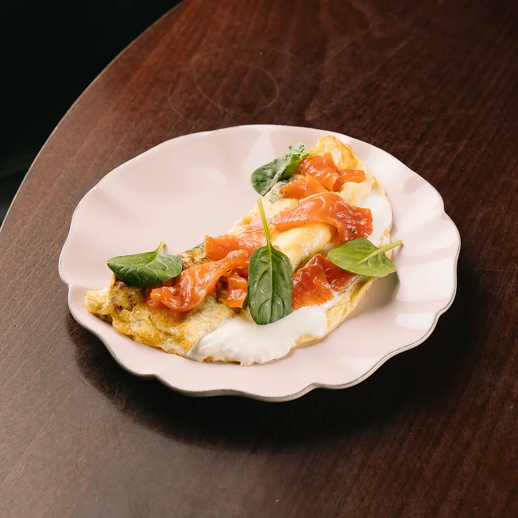 Пряный Кролик: Омлет с лососем слабой соли и страчателлой