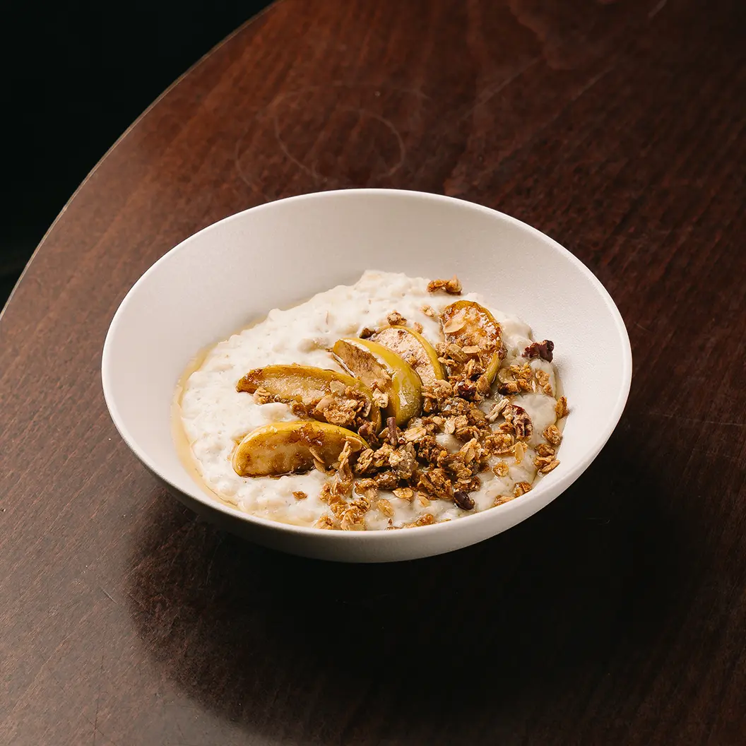 Пряный Кролик: Овсяная каша с карамелизованным яблоком и орехами