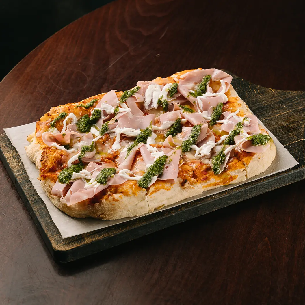 Пряный Кролик: Пицца Мортаделла, страчателла и трюфельный песто