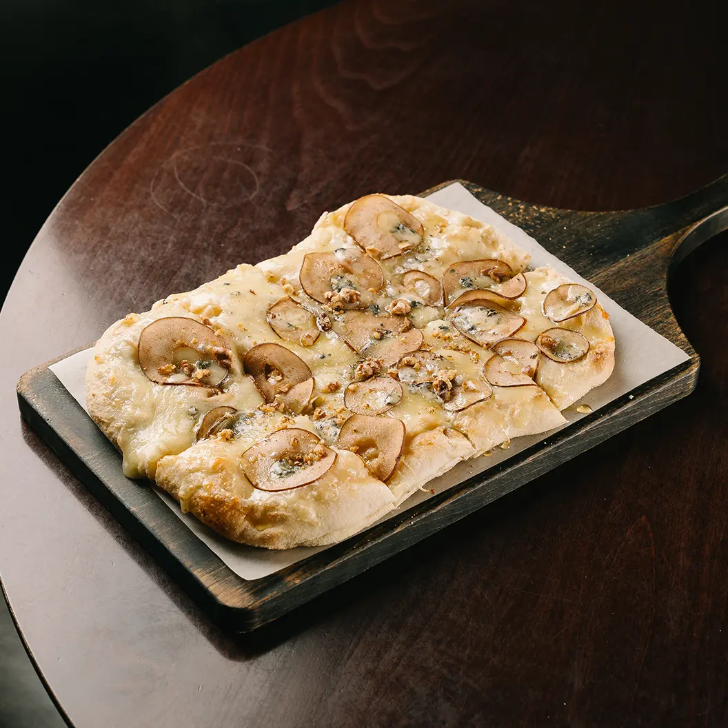 Пряный Кролик: Пицца с грушей и голубым сыром