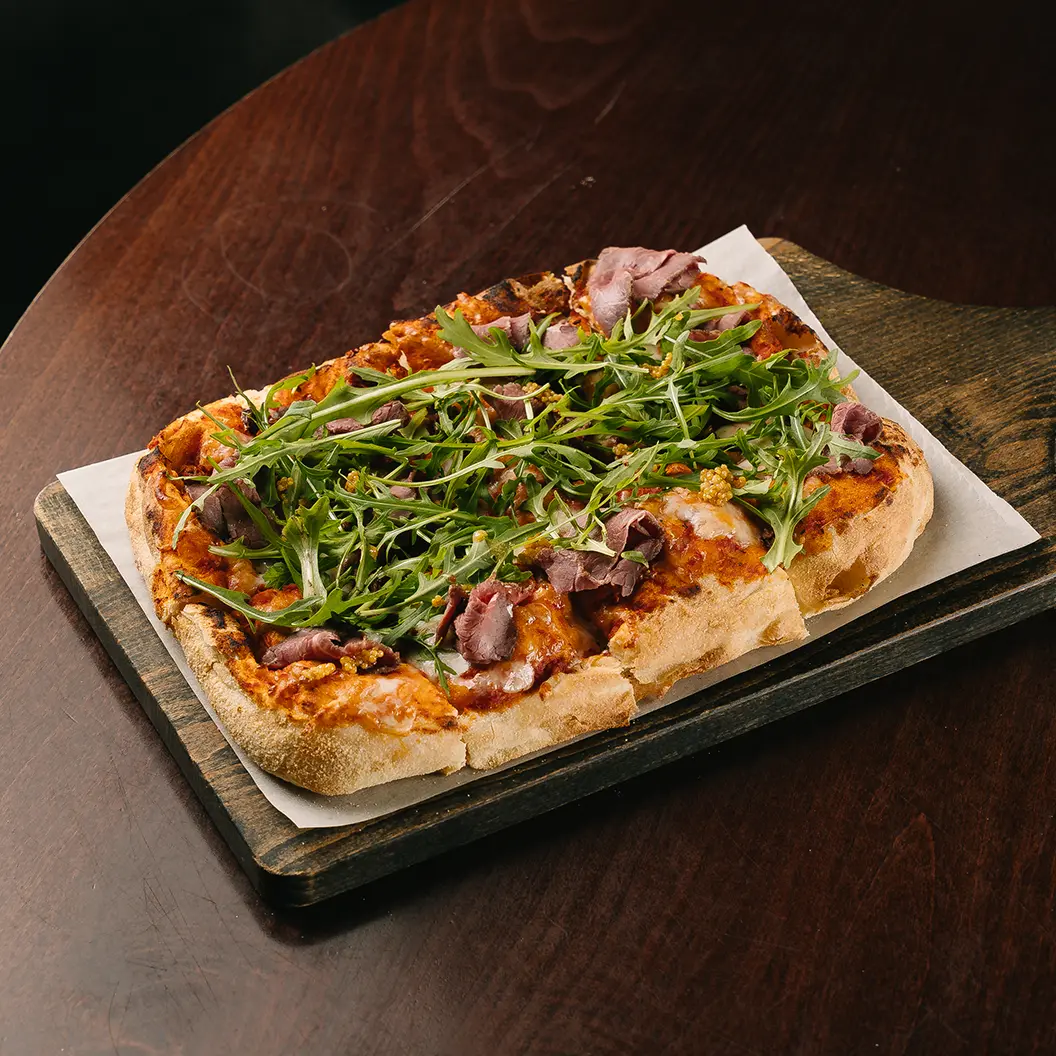 Пряный Кролик: Пицца с пастрами из говядины, рукколой и вялеными томатами