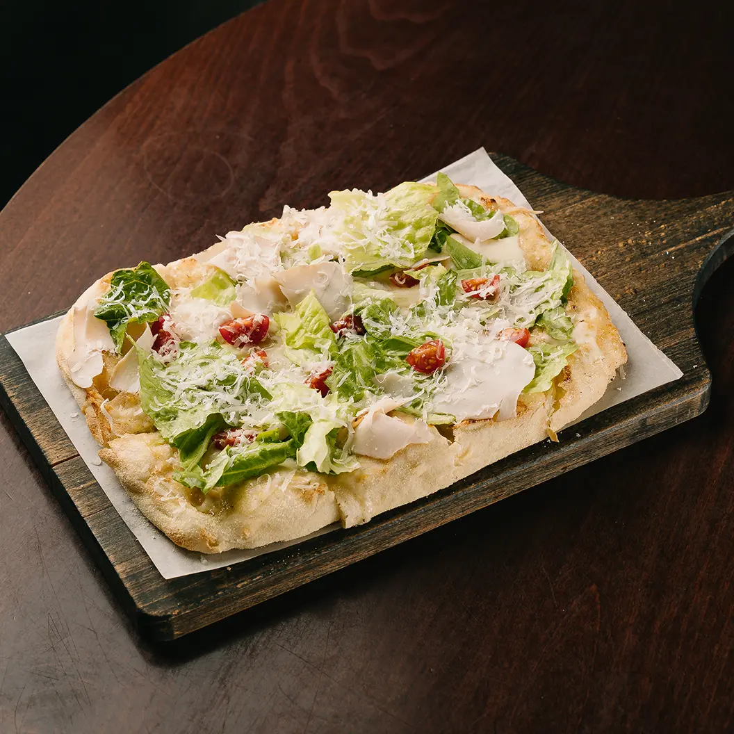 Пряный Кролик: Пицца с цыплёнком и трюфельным айоли