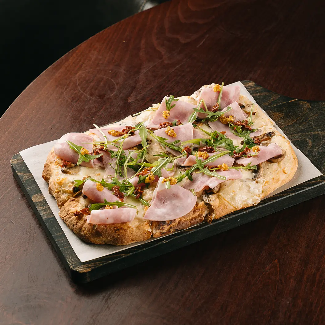 Пряный Кролик: Пицца с ветчиной, моцареллой и шампиньонами