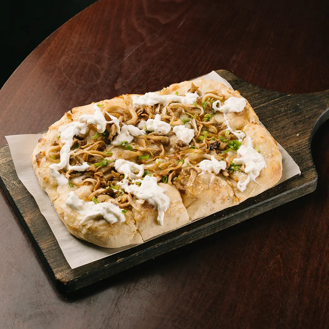 Пряный Кролик: Пицца со страчателлой, вешенками, трюфельным соусом и зеленым луком