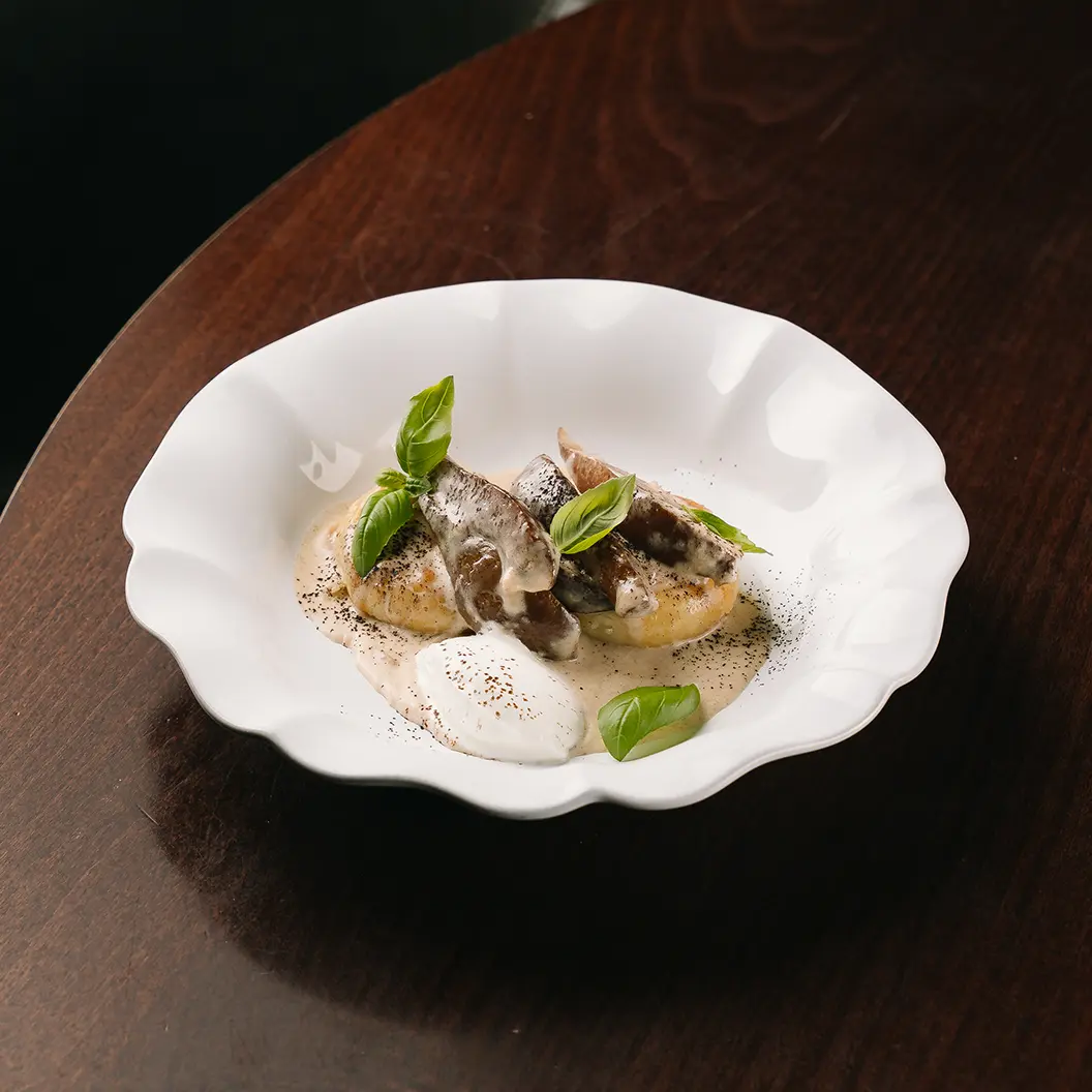 Пряный Кролик: Сырники из рикотты с карамелизированной грушей, корицей и сметаной