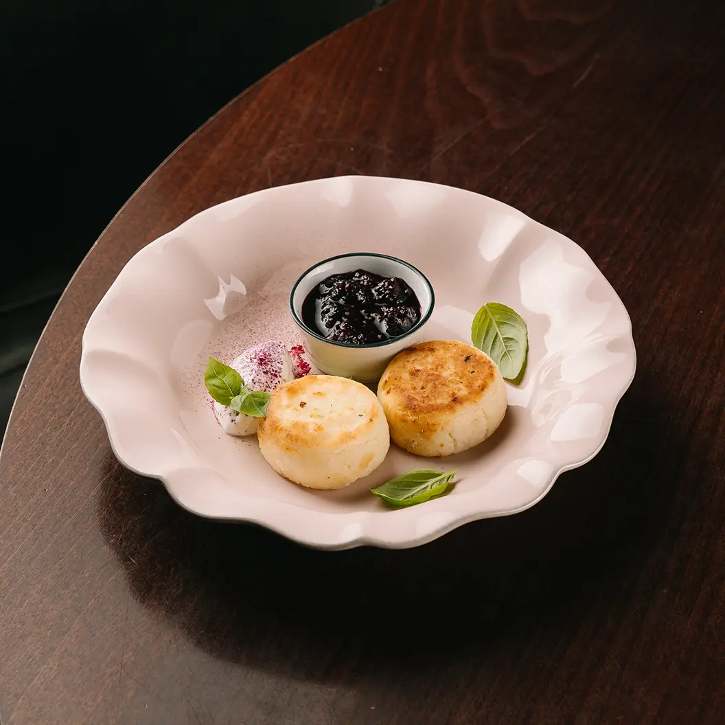 Пряный Кролик: Сырники со сметаной и ягодным вареньем