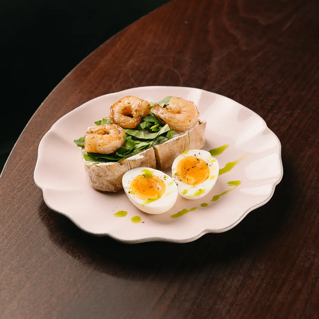 Пряный Кролик: Тост с креветкой, шпинатом и муссом из сметаны  и прованских трав