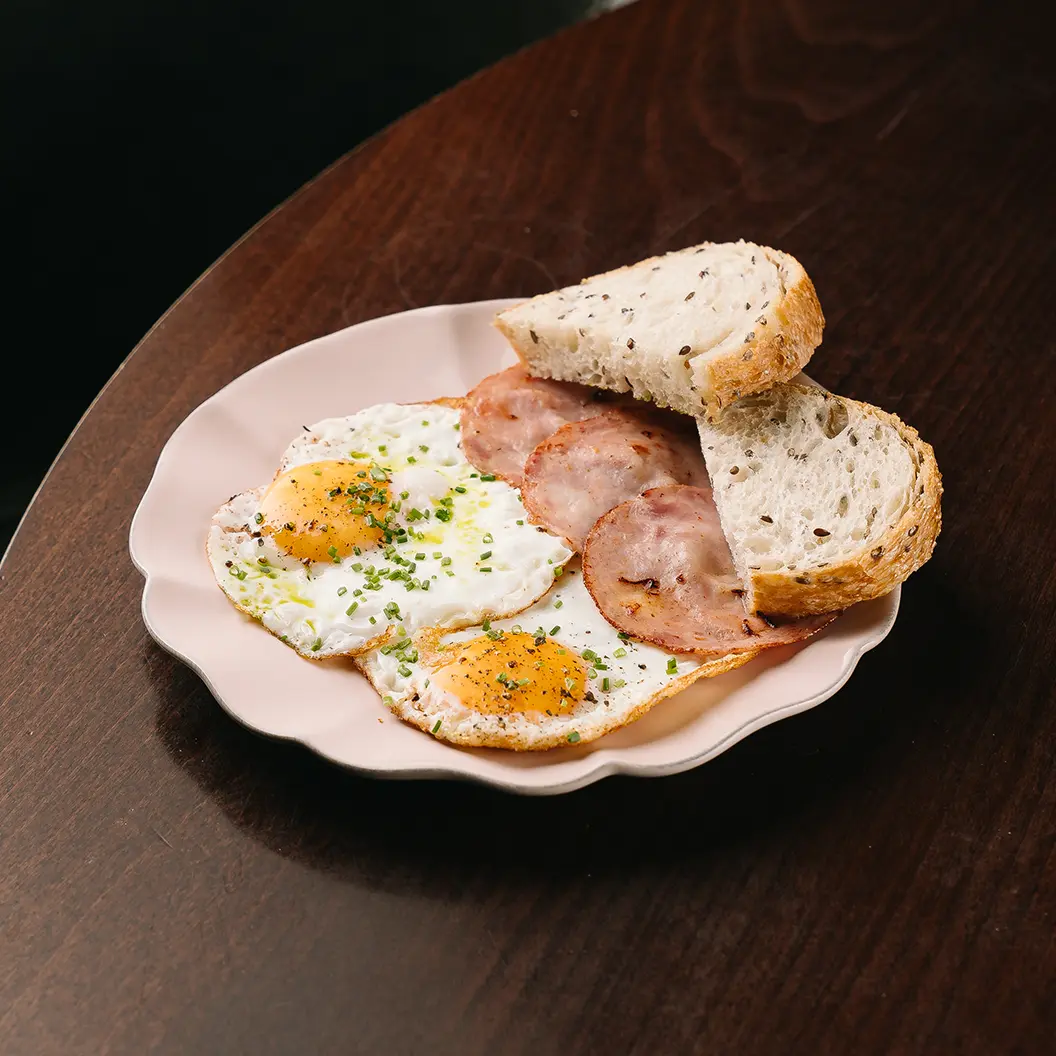 Пряный Кролик: Яичница из двух яиц с ветчиной