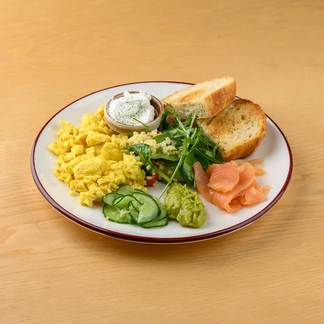 Кофе Семь: Завтрак с семгой, скрэмблом и овощным салатом
